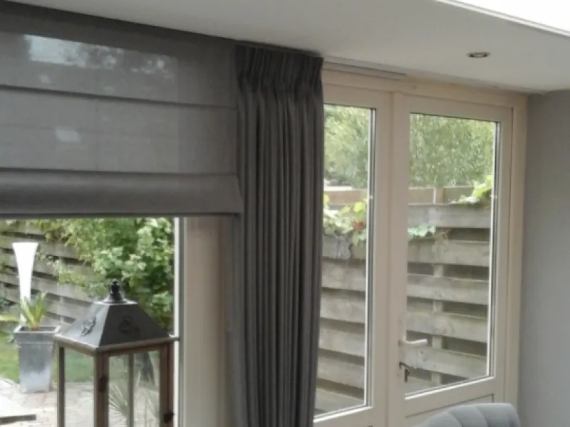Maatwerkgordijnen en vouwgordijnen geïnstalleerd