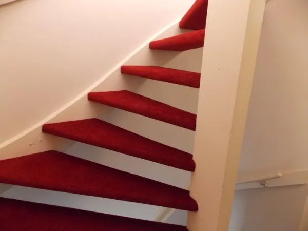Trap gestoffeerd met tapijt